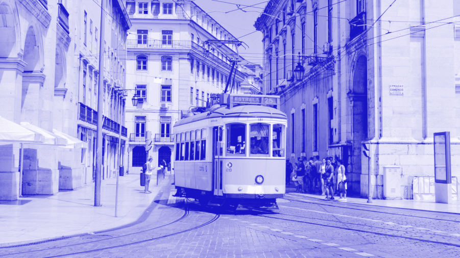Un tramway circulant dans Lisbonne